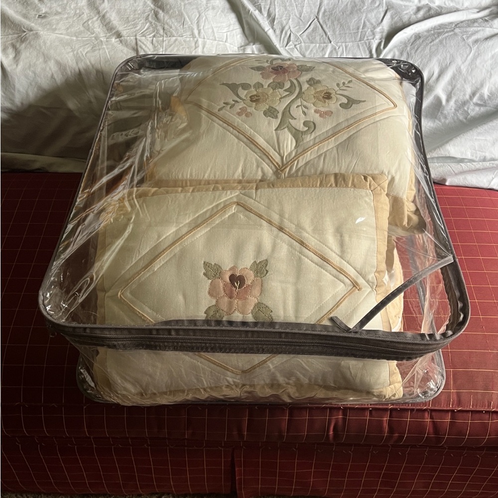 Lovely full/double size quilted bedspread. Earth tones. 89” x 89” - Picture 8 of 10
